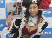 むっちりヒップな”ドロリッチガール”佐山彩香(20)がセクシー海賊に…「クイーンズブレイド」のコスプレ写真集をPR